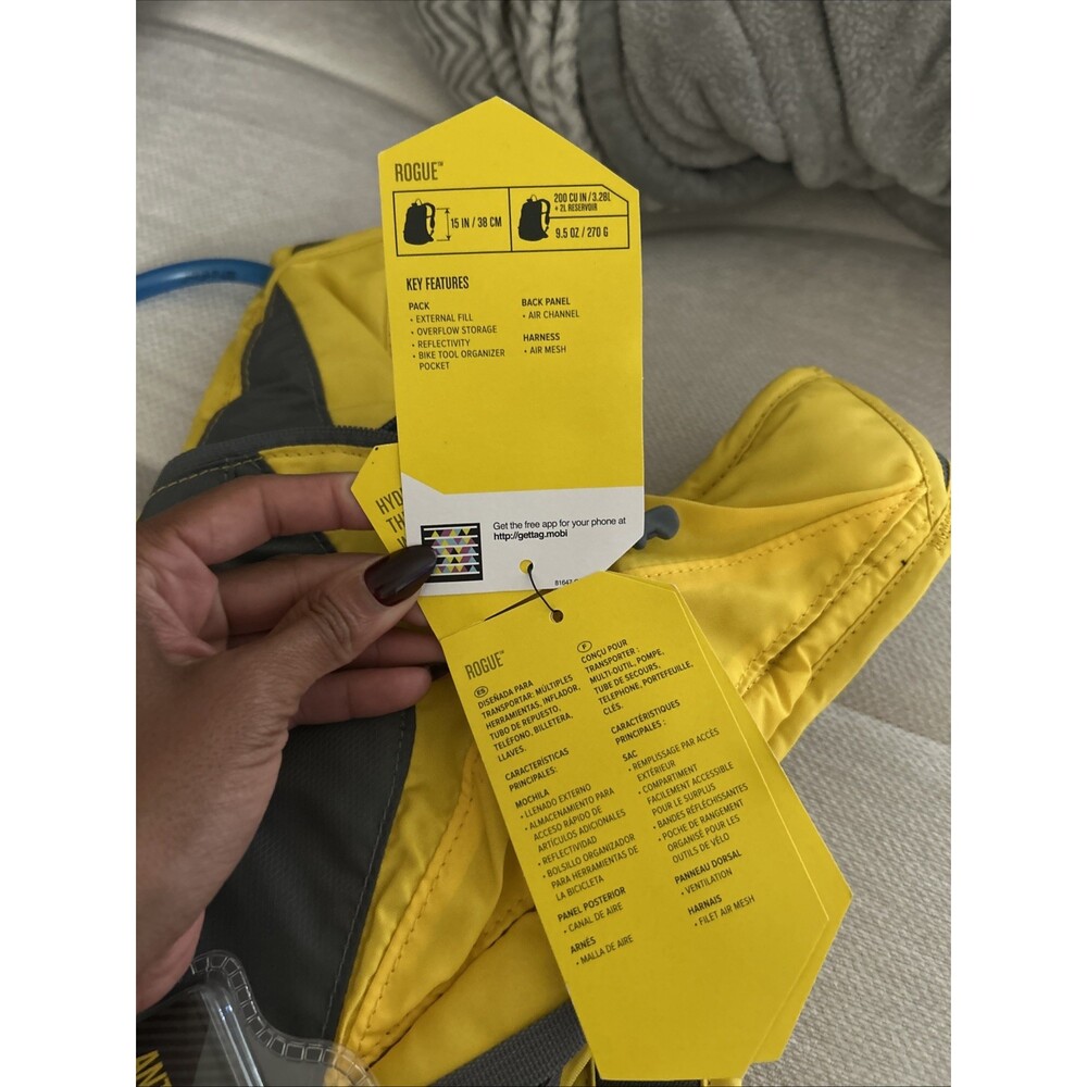 Camelbak Classic 2L / 70 Oz Hydration Pack Backpack Yellow & Grey with Bladder - Picture 2 of 4